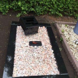Urnen gedenkmonument, Boekmodel op een sokkel.