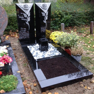 Pilaren met rozen zwart graniet