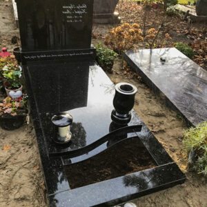 Bijbel op een sokkel met banden en afdekplaat voorzijde tuin.