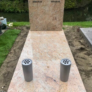 Ivory Brown kopsteen toog kop op een zerk