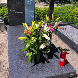 grafmonument-natuursteen-glas