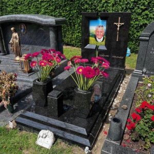 Pilaren met glasplaat inscriptie brons blokvazen en wierook pot