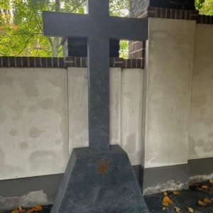 Kruis-op-een-sokkel