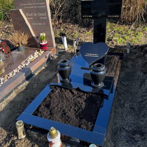 Kruis op een sokkel met banden en afdekplaat voorzijde tuin