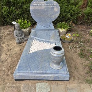 Hartje op een sokkel met banden en afdekplaten midden bergkristal.