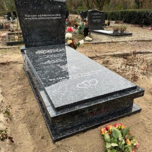 Golfkopmodel kopsteen op een sokkel met afdekplaat op een verhoogt onderstel