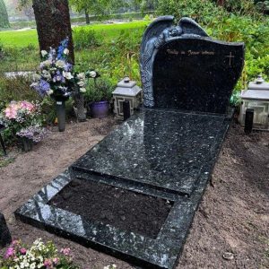 Grafsteen Engel op een sokkel met banden en afdekplaat voorzijde tuin