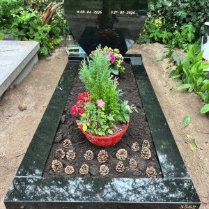 Hartje op een sokkel met banden en open tuin